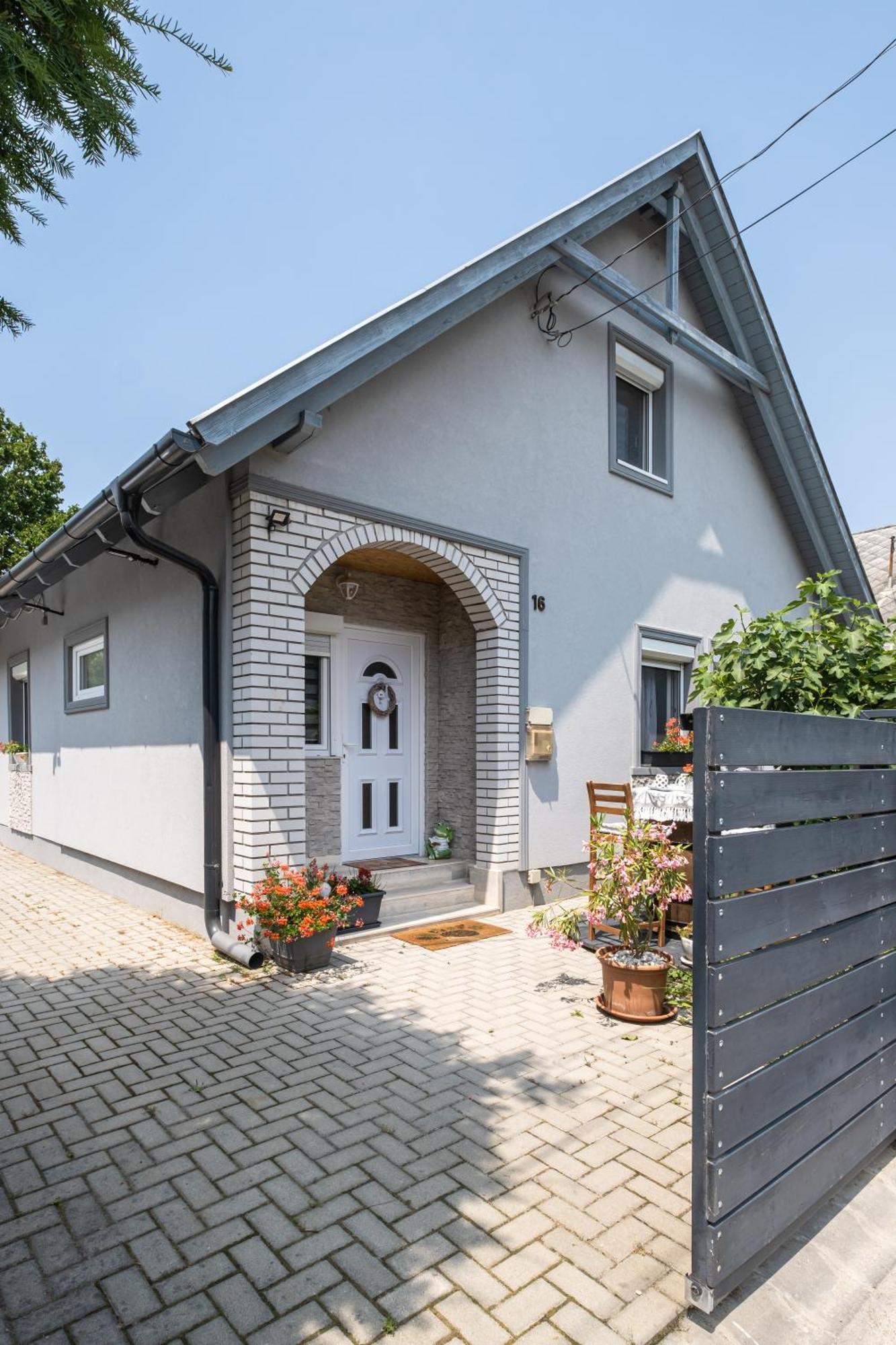 Szuerke Vendeghaz Balatonkenesen Apartment Екстериор снимка